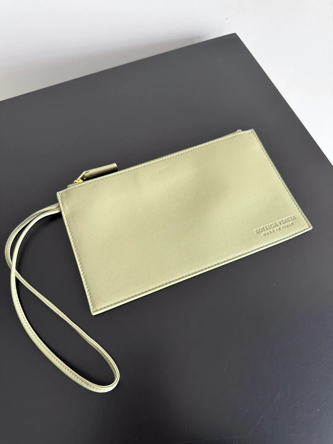 Batch 2660 Bottega Veneta 2025 new product PINACOTECA bag, iconic weaving process, skillfully crafted with 10mm Intrecciato process and equipped with suede lining. Four small strips of leather add character to the design and make the bag more stable. Relaxed yet sophisticated, casual yet refined, suede lining and double-sided design, suitable for shoulder and hand carry. The four straps can be adjusted into different shapes. One pack can be switched between two uses, easily integrating into your daily rhythm. Style number: 817166 Size: 43*23*17.5cm